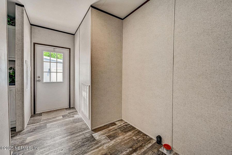 Spacious, unfurnished interior of a new home in , Palatka (Image 10).