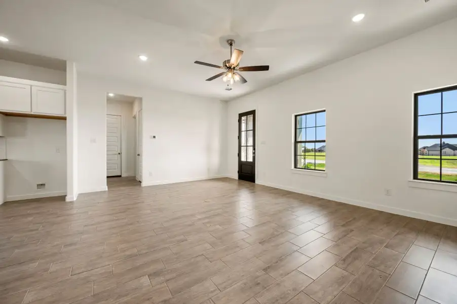 Spacious, unfurnished interior of a new home in Gatlin Ranch, Springtown (Image 18).