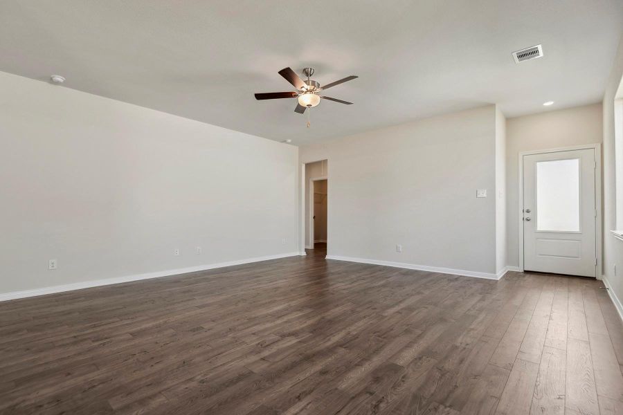 Spacious, unfurnished interior of a new home in Sweetwater Ridge, Conroe (Image 15).