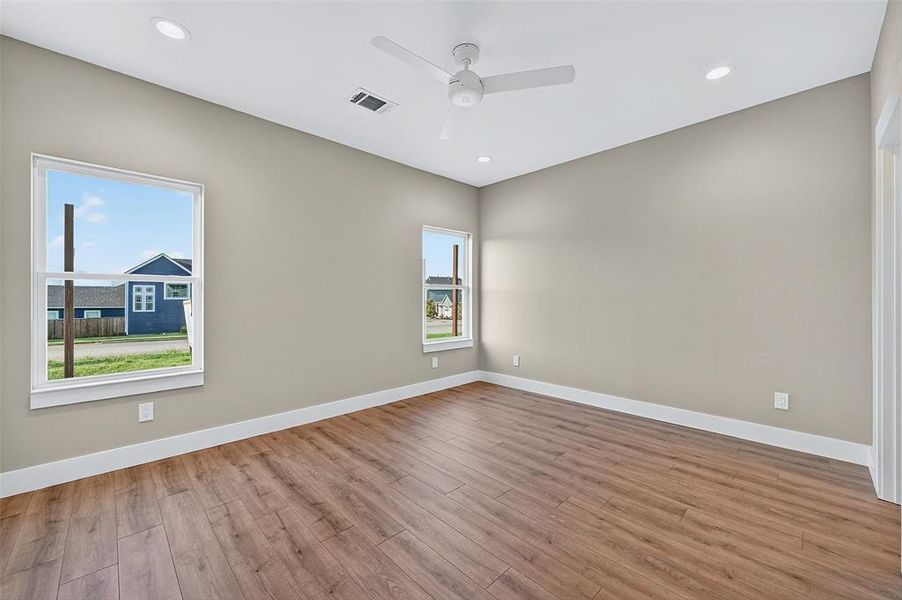 Spacious, unfurnished interior of a new home in , Sherman (Image 12).