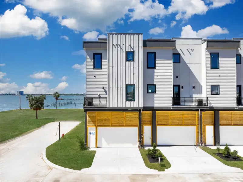 Front exterior of a home in the Lago Pointe community, located in Seabrook, TX (Image 12).