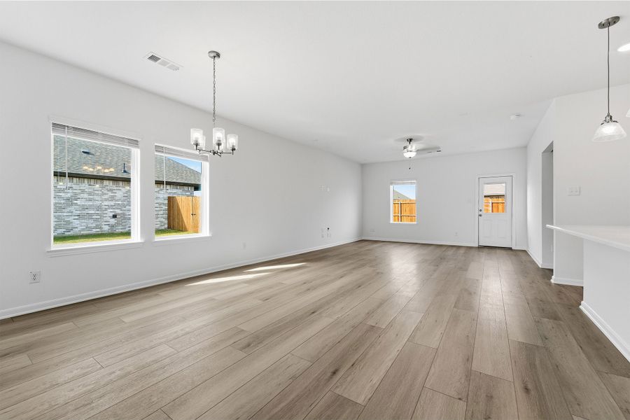 Spacious, unfurnished interior of a new home in Saddlebrook Estates, Waxahachie (Image 22). Spacious, unfurnished interior of a new home in Saddlebrook Estates, Waxahachie (Image 22).