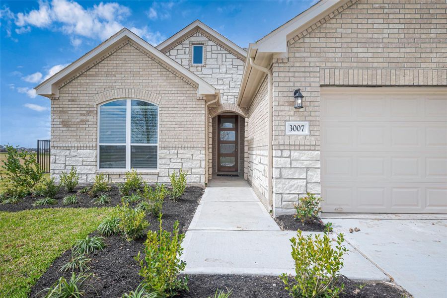 Exterior details and patio area of a home in Lago Mar, Texas City (Image 3).