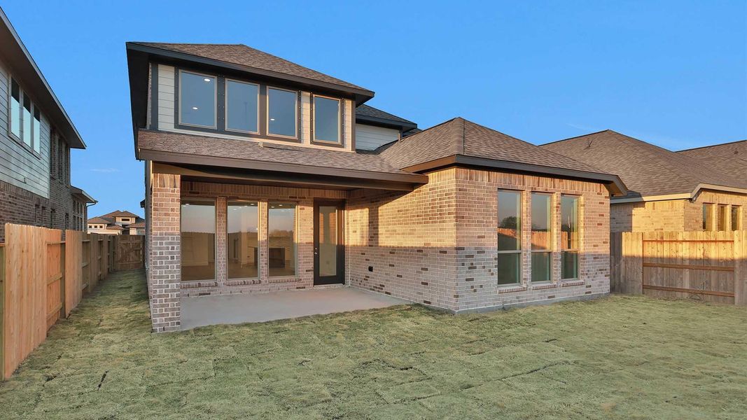 Exterior details and patio area of a home in Valencia, Manvel (Image 3).