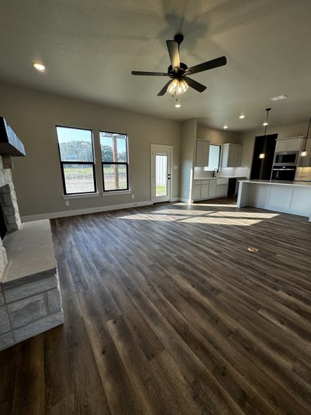 Spacious, unfurnished interior of a new home in Freeman Ranch, Weatherford (Image 15).