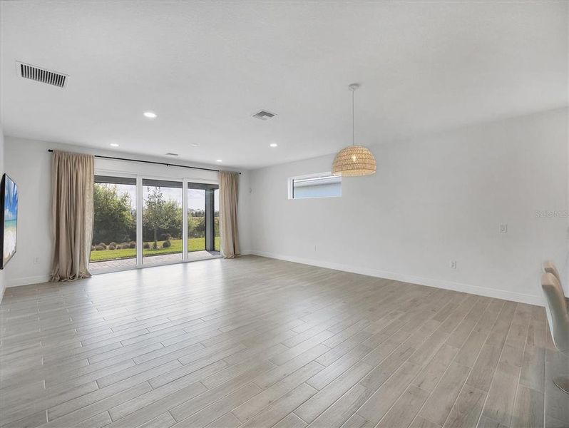 Spacious, unfurnished interior of a new home in , Sarasota (Image 14).