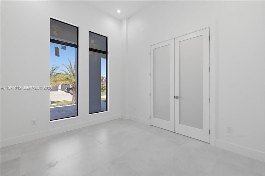 Spacious, unfurnished interior of a new home in , Cape Coral (Image 19).
