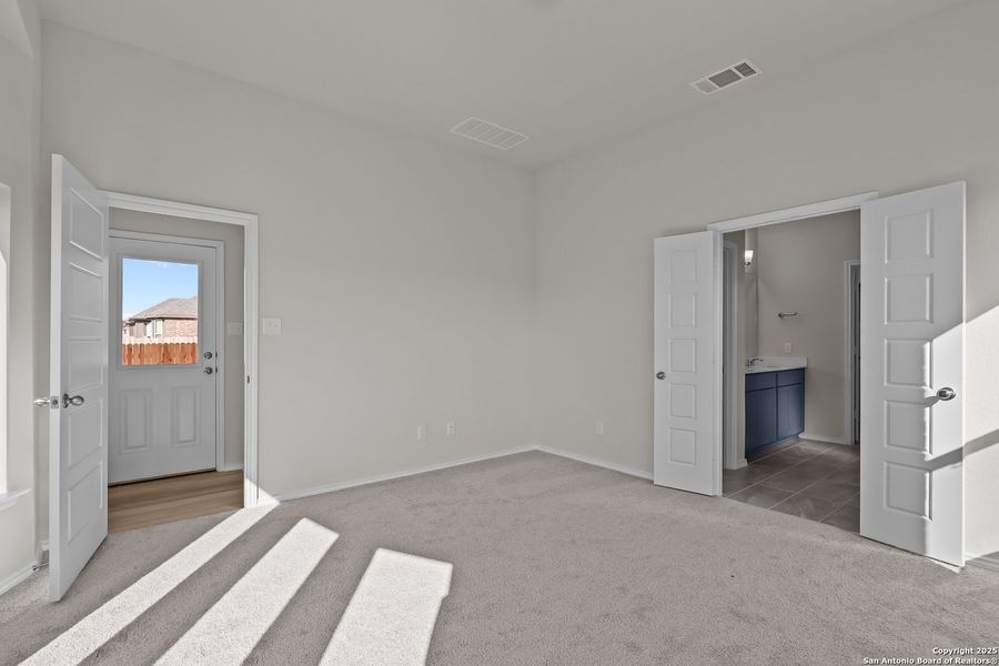 Spacious, unfurnished interior of a new home in Davis Ranch, San Antonio (Image 16).