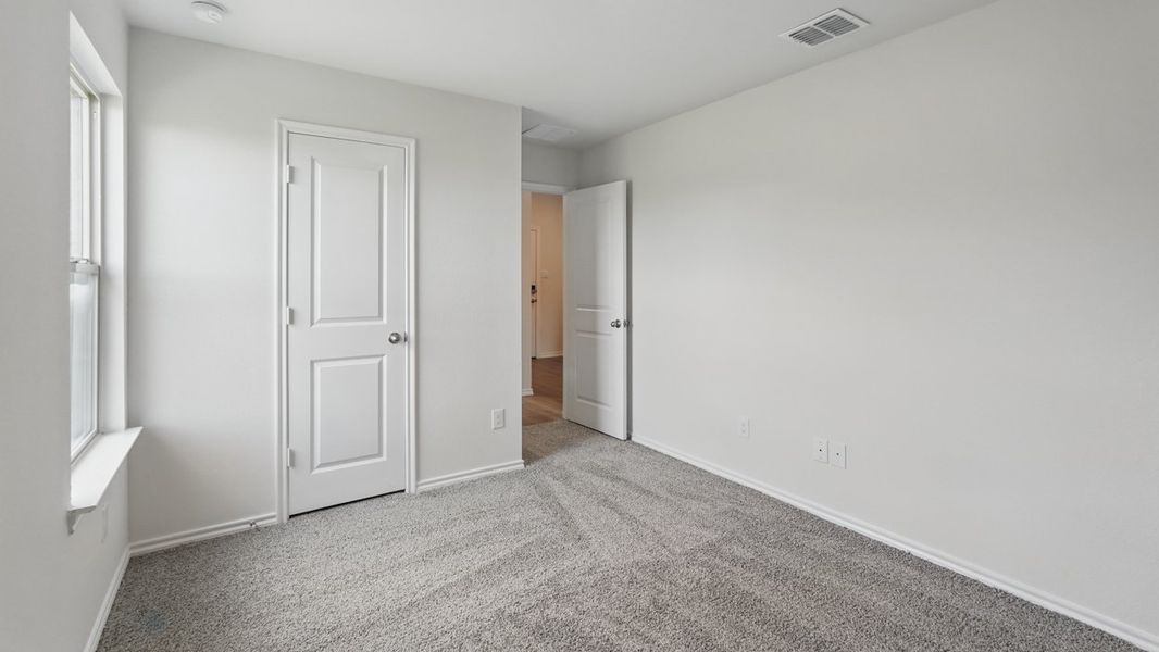 Spacious, unfurnished interior of a new home in Saddlebrook, Waxahachie (Image 16).