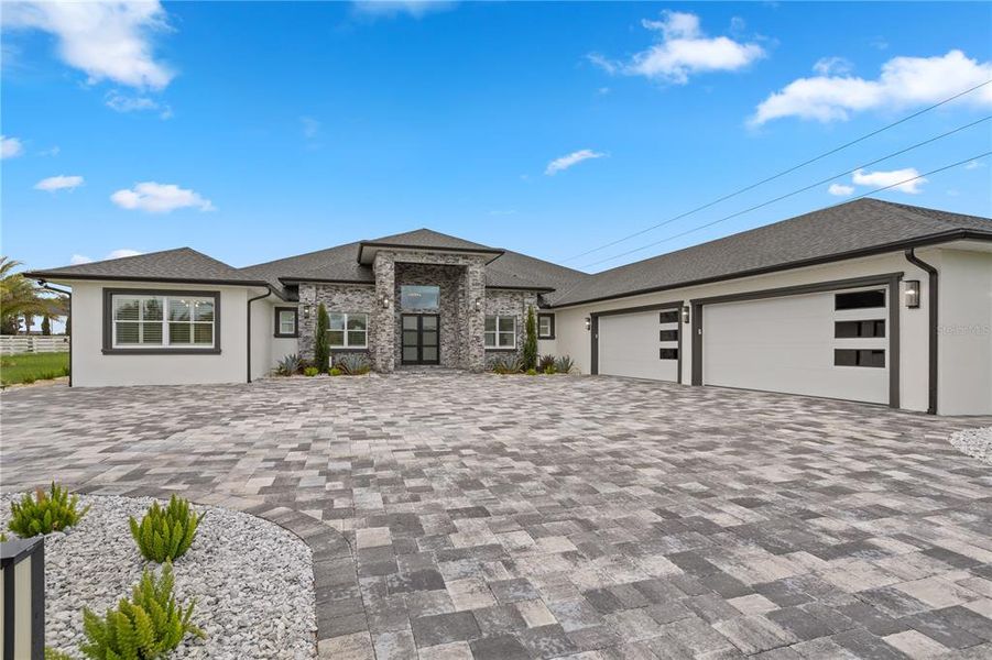 Exterior details and patio area of a home in , Eustis (Image 4).