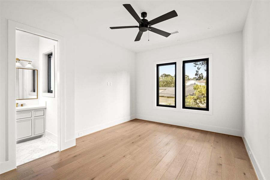 Secondary bedroom with clean finishes, natural light. Perfect for guests and family