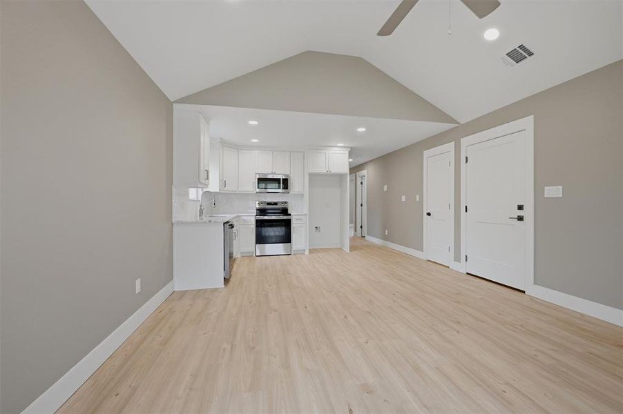 Spacious, unfurnished interior of a new home in , Sherman (Image 13).