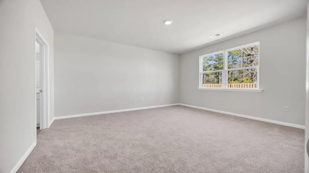 Spacious, unfurnished interior of a new home in Gates Village, Lugoff (Image 15).