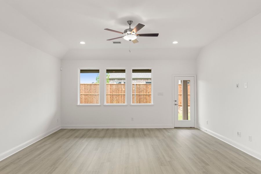 Spacious, unfurnished interior of a new home in Creekside, Royse City (Image 18).