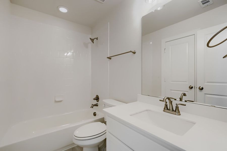 828 Stone - Full Bathroom 828 Stone - Full Bathroom