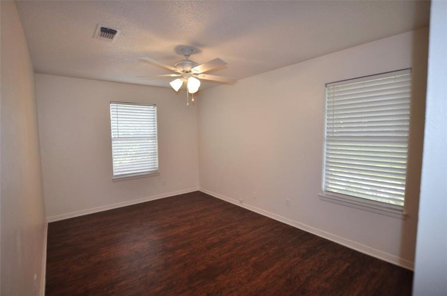 Spacious, unfurnished interior of a new home in , Weatherford (Image 7).
