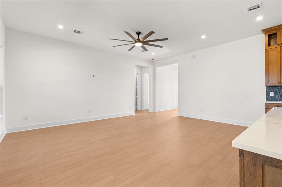 Spacious, unfurnished interior of a new home in , Sherman (Image 21).