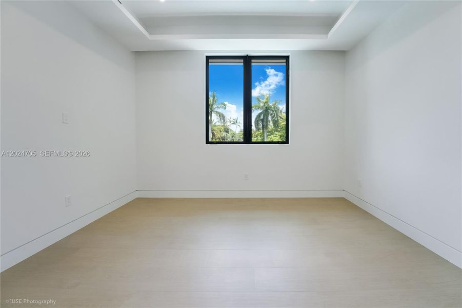 Spacious, unfurnished interior of a new home in , Pinecrest (Image 36).