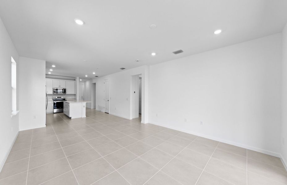Spacious, unfurnished interior of a new home in Del Webb Naples, Ave Maria (Image 13).
