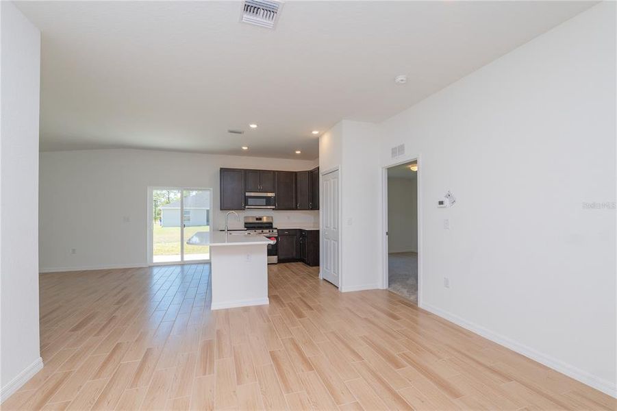 Spacious, unfurnished interior of a new home in , Sebring (Image 13).