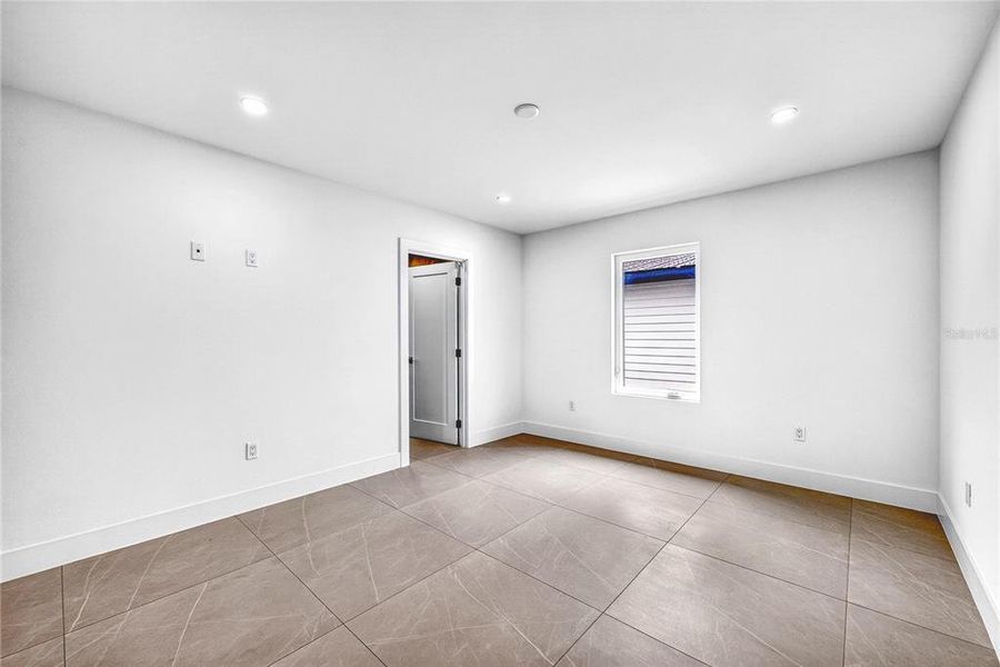 Spacious, unfurnished interior of a new home in , Sarasota (Image 56).