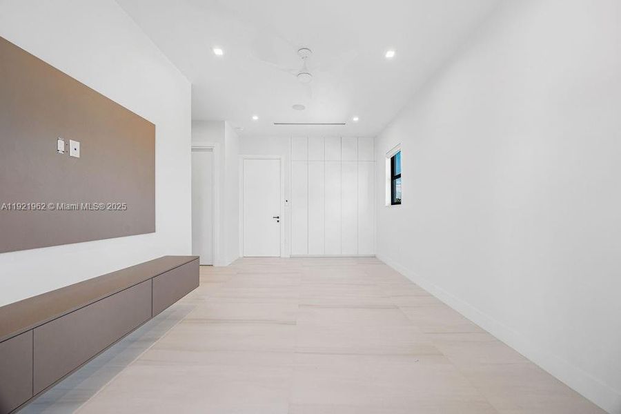 Spacious, unfurnished interior of a new home in , Fort Lauderdale (Image 94).
