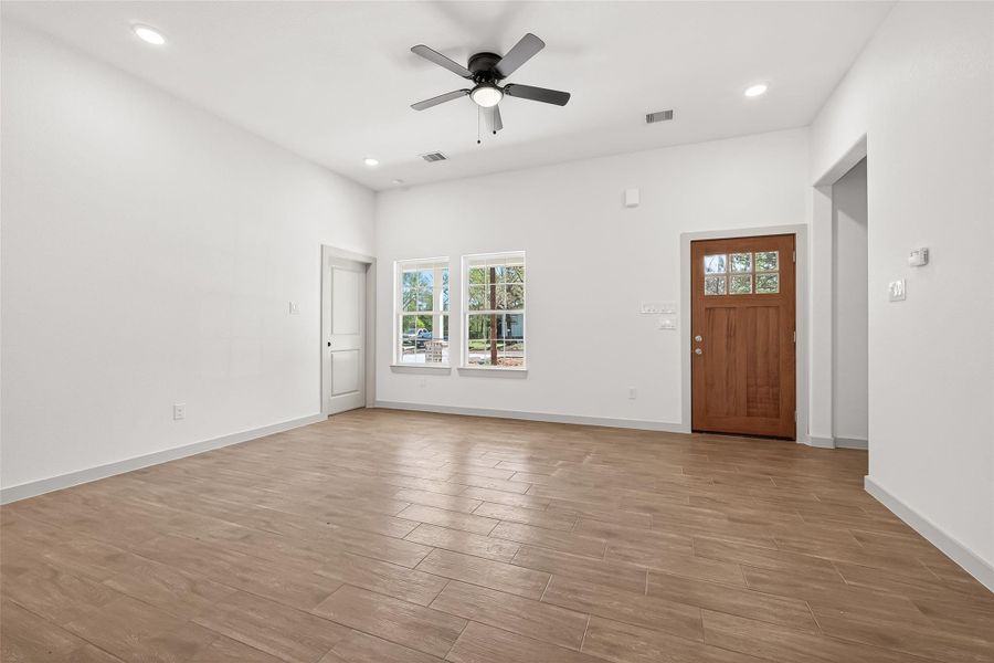 Spacious, unfurnished interior of a new home in , Hempstead (Image 40).