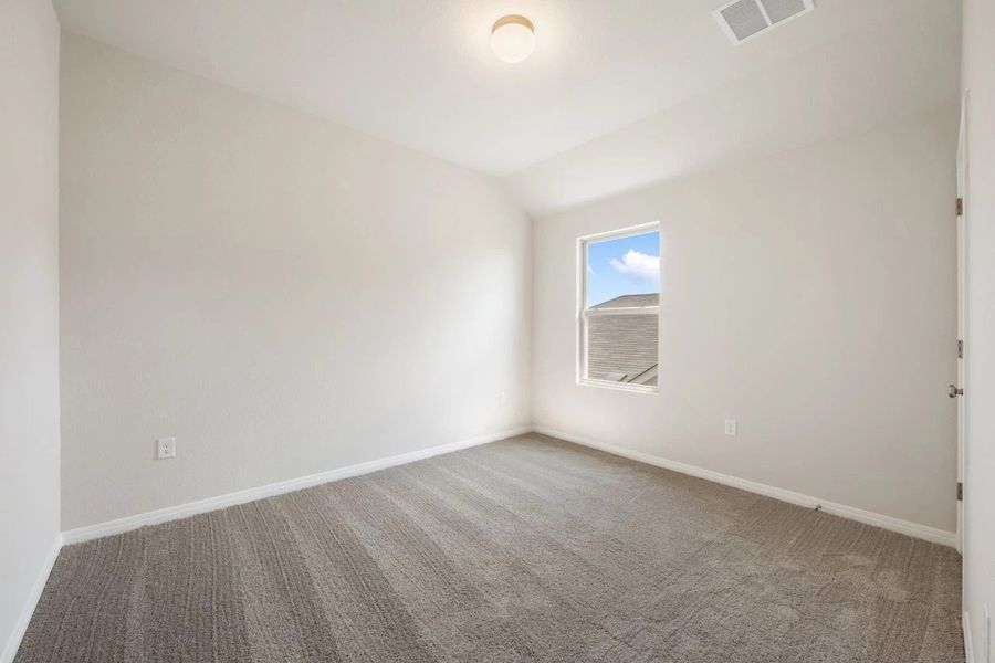 Spacious, unfurnished interior of a new home in Rolling Glen, Hutto (Image 25).