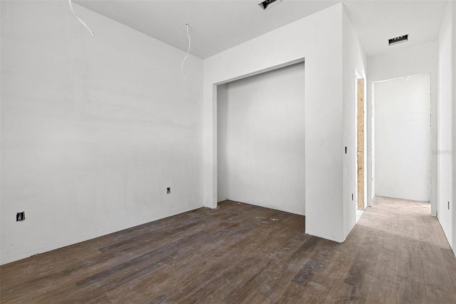 Spacious, unfurnished interior of a new home in , Tampa (Image 18).