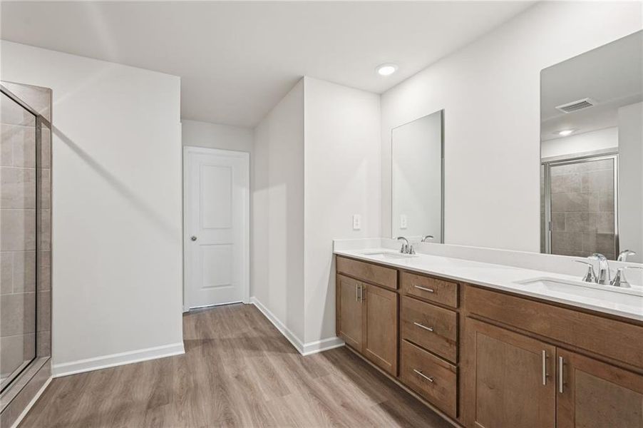 Furnished interior view inside a new home in Ivey Township, Dallas (Image 16).