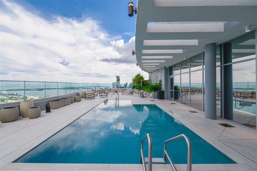 Condo located in Miami, FL showcasing its design and architecture (Image 19).
