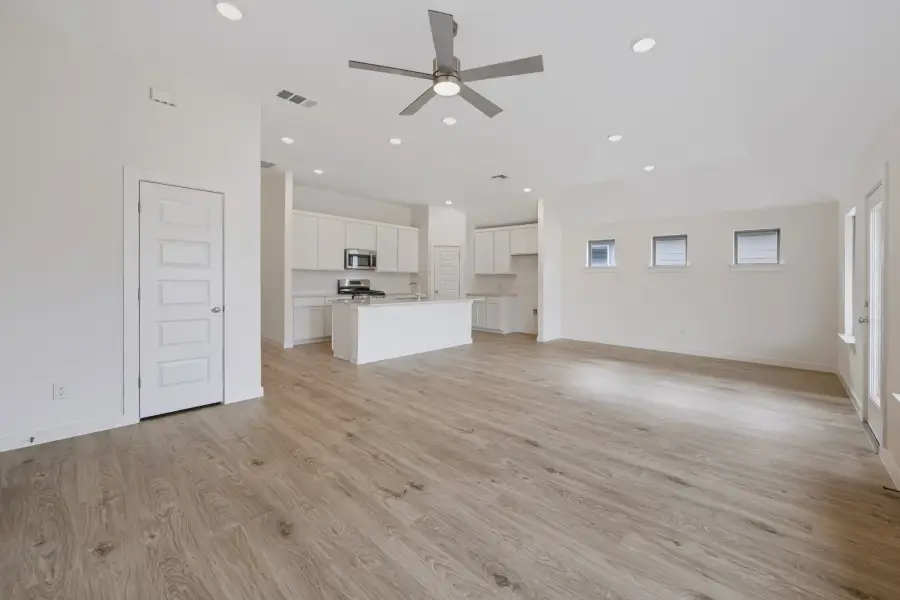 Spacious, unfurnished interior of a new home in Prairie Winds, Hutto (Image 21).