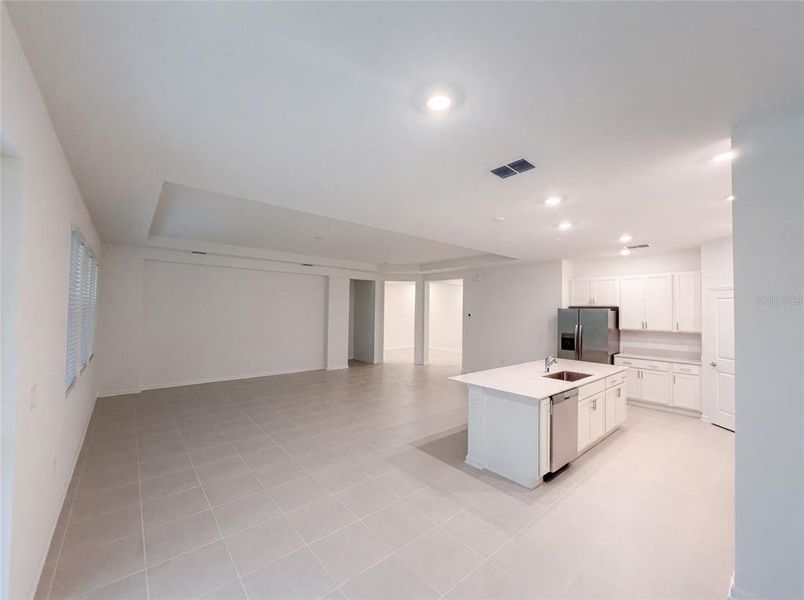 Spacious, unfurnished interior of a new home in Meadow Pointe, Groveland (Image 35).