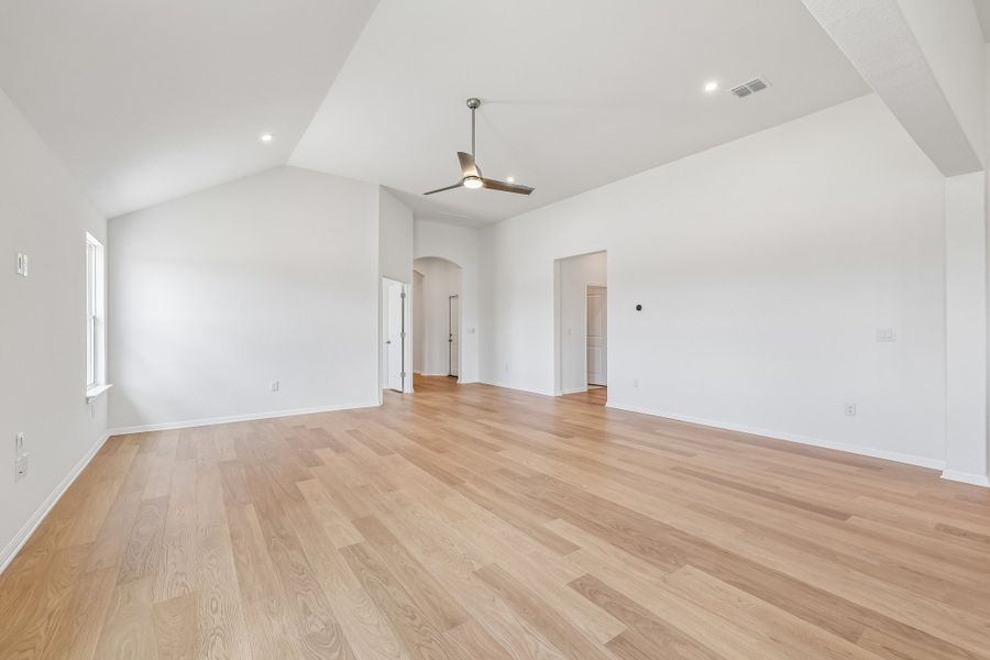 Spacious, unfurnished interior of a new home in Porter Country, Buda (Image 13).