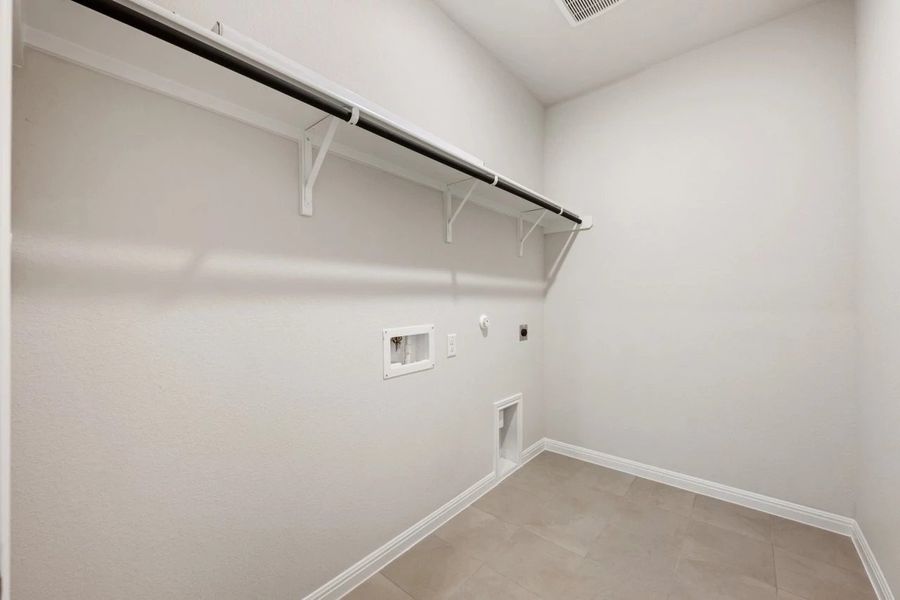 Spacious, unfurnished interior of a new home in The Colony, Bastrop (Image 23).