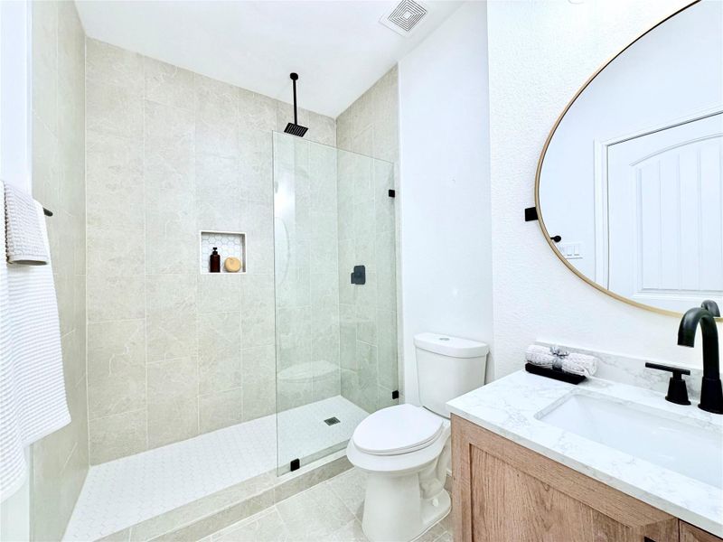 Upstairs full bathroom