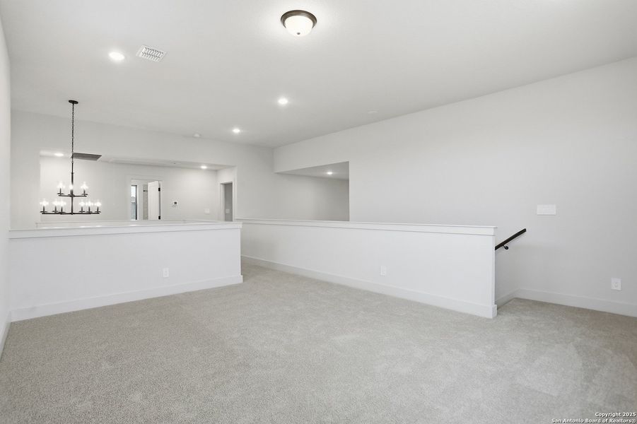 Spacious, unfurnished interior of a new home in Haby Hill 50s, San Antonio (Image 35).
