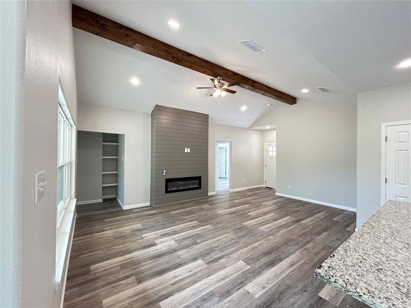 Spacious, unfurnished interior of a new home in , Sulphur Springs (Image 7).