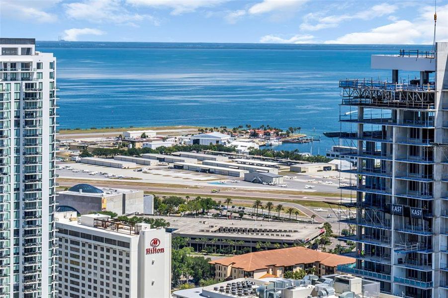 Condo located in St. Petersburg, FL showcasing its design and architecture (Image 27).