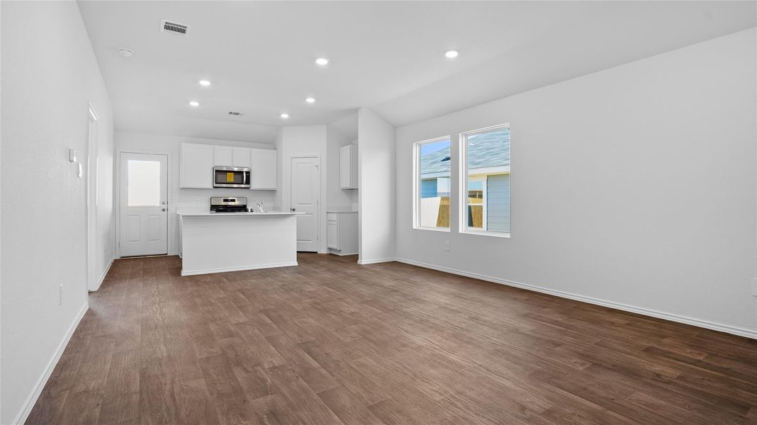 Spacious, unfurnished interior of a new home in Marigold, Uhland (Image 7).