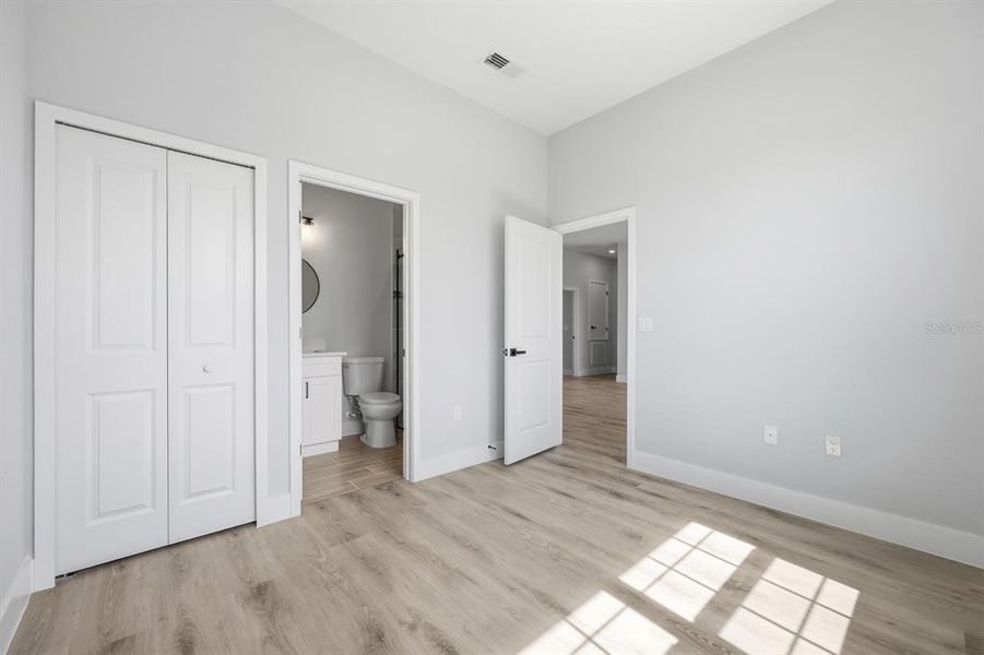 Spacious, unfurnished interior of a new home in , Ocala (Image 17).