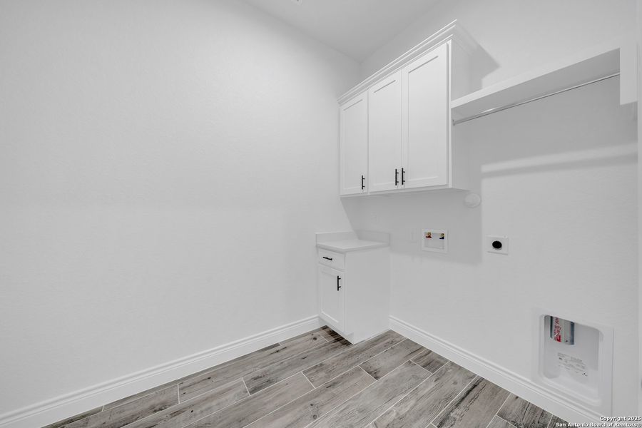 Spacious, unfurnished interior of a new home in , La Vernia (Image 35).