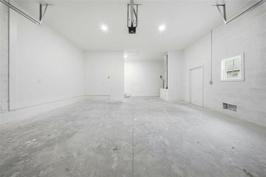 Spacious, unfurnished interior of a new home in , Punta Gorda (Image 39).