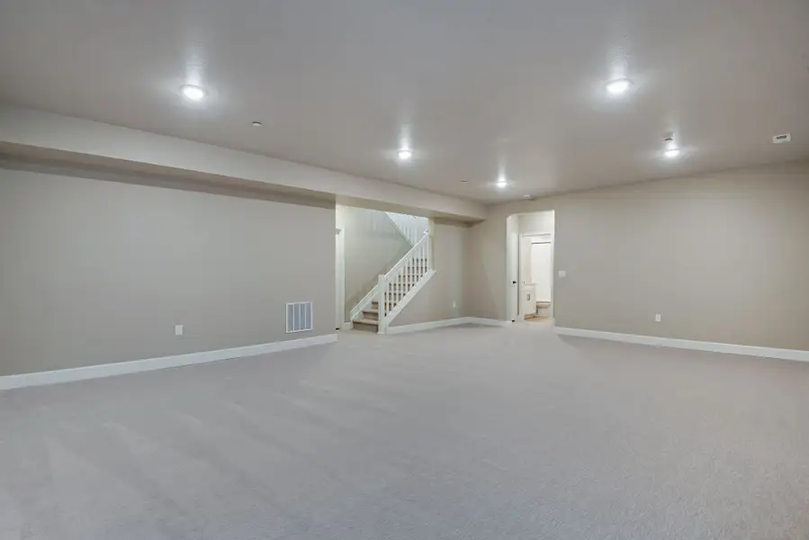 Spacious, unfurnished interior of a new home in Reunion, Commerce City (Image 31).