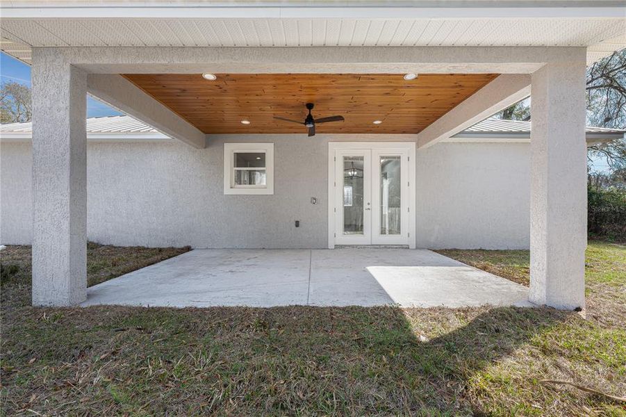 Exterior details and patio area of a home in , Deland (Image 22).