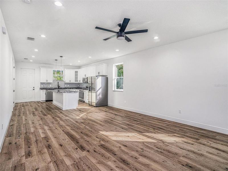 Spacious, unfurnished interior of a new home in , Tampa (Image 14).