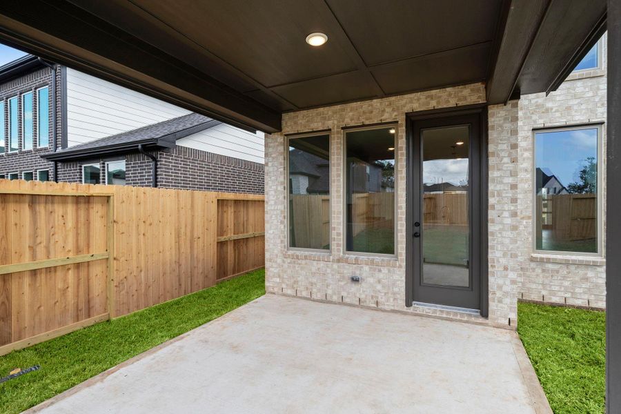 Exterior details and patio area of a home in Sienna 45', 50', Missouri City (Image 3).