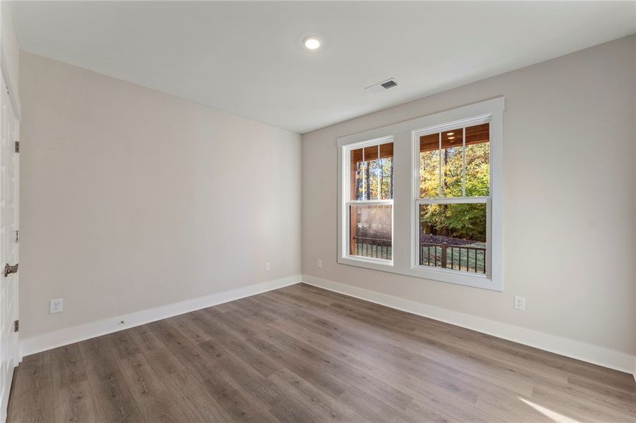 Spacious, unfurnished interior of a new home in Cross Creek Plantation, Seneca (Image 34).