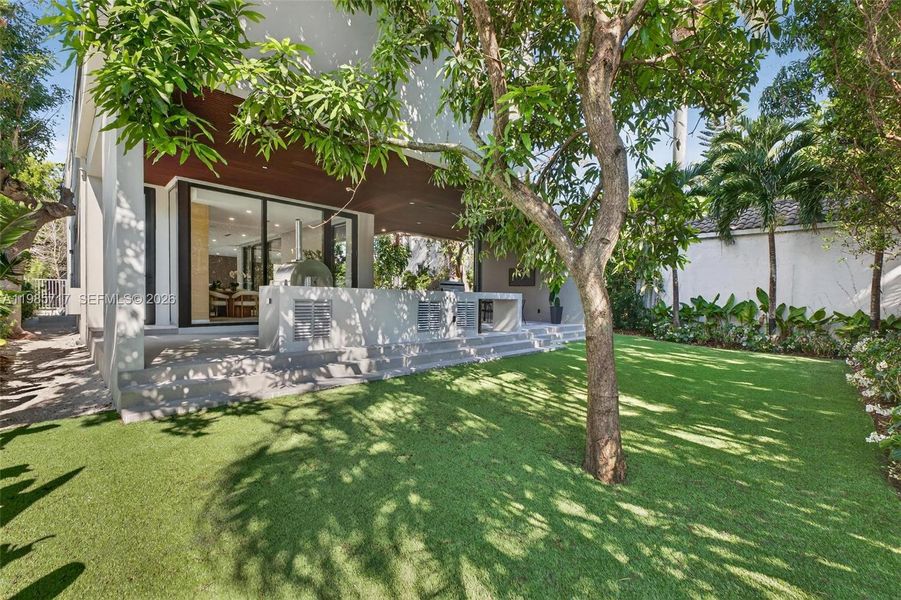 Exterior details and patio area of a home in , Miami (Image 36).
