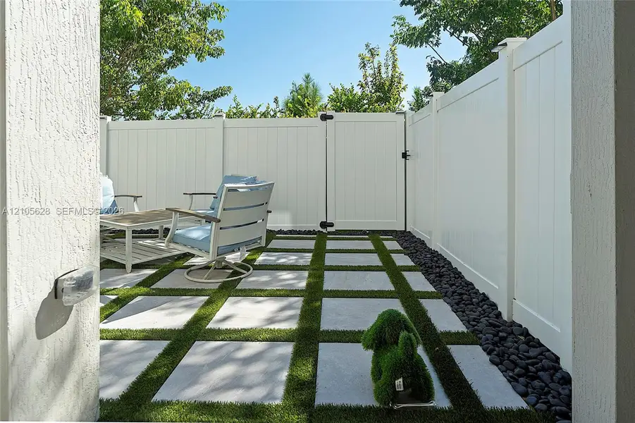 Exterior details and patio area of a home in , Pembroke Pines (Image 3).